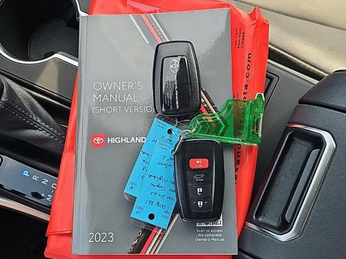 Wind Chill Pearl 2023 Toyota Highlander XLE