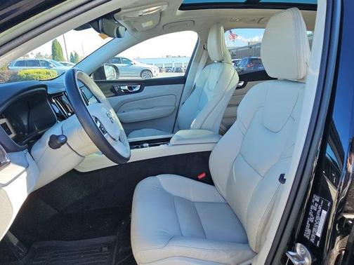 2023 Volvo XC60 B5 Plus Dark Theme
