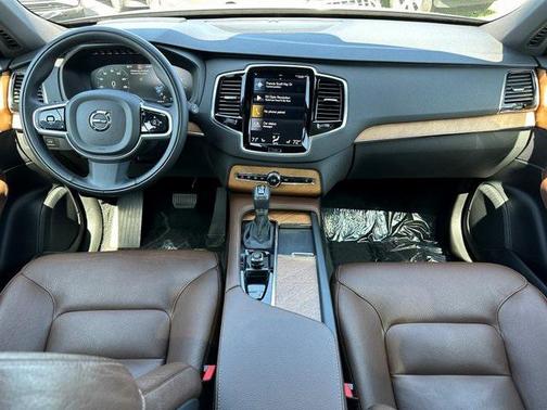 2022 Volvo XC90 T6 Momentum