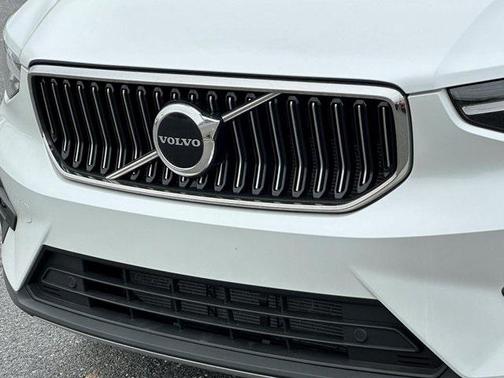 2023 Volvo XC40 B5 Plus Bright Theme