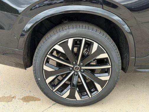 Onyx Black Metallic 2026 Volvo XC90 B6 Plus 7-Seater