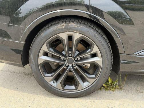 Mythos Black Metallic 2026 Audi Q7 55 Premium Plus