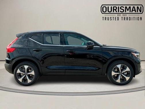 2025 Volvo XC40 B5 Plus Bright Theme