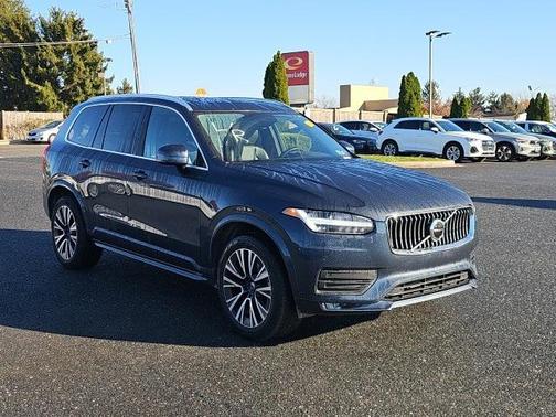 2022 Volvo XC90 T6 Momentum