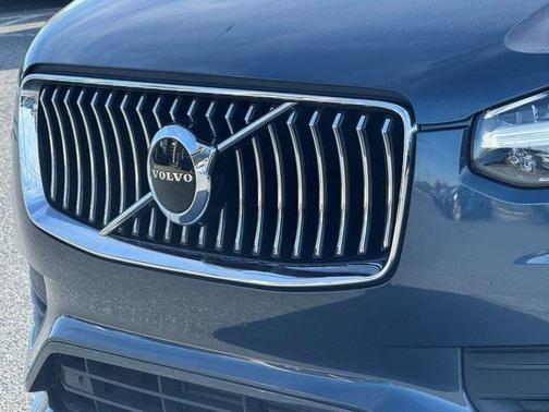2022 Volvo XC90 T6 Momentum