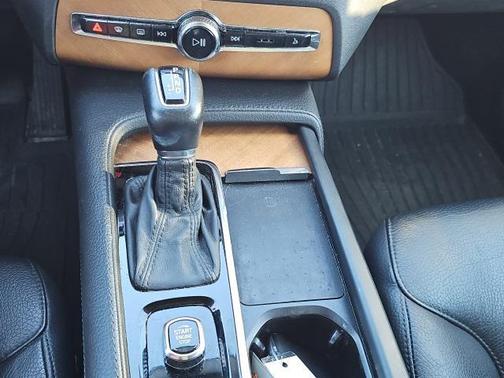 2022 Volvo XC90 T6 Momentum