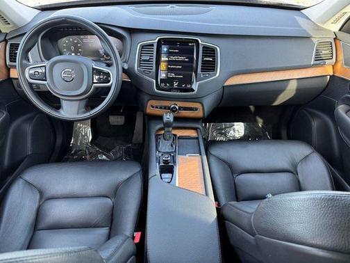 2022 Volvo XC90 T6 Momentum