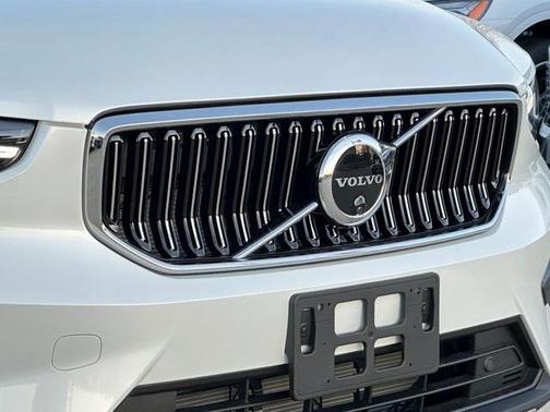 2025 Volvo XC40 B5 Plus Bright Theme