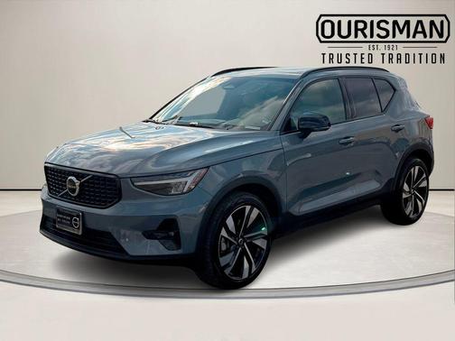 2023 Volvo XC40 B5 Plus Dark Theme