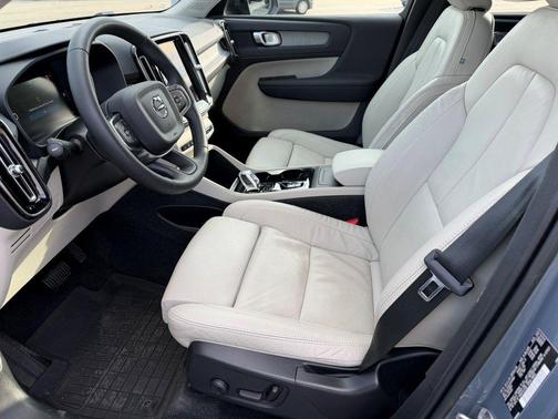 2023 Volvo XC40 B5 Plus Dark Theme