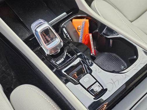 2023 Volvo XC40 B5 Plus Dark Theme