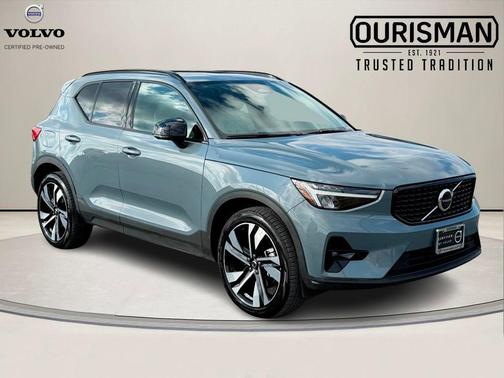 2023 Volvo XC40 B5 Plus Dark Theme