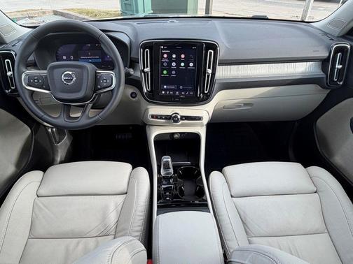 2023 Volvo XC40 B5 Plus Dark Theme