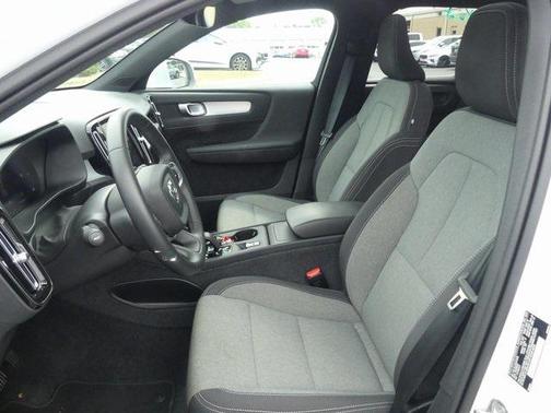 2025 Volvo XC40 B5 Core
