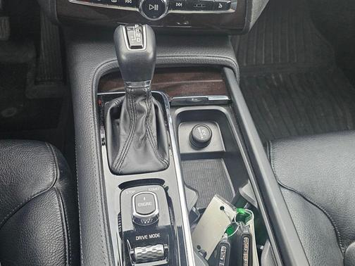 Silver 2017 Volvo XC90 T6 Momentum