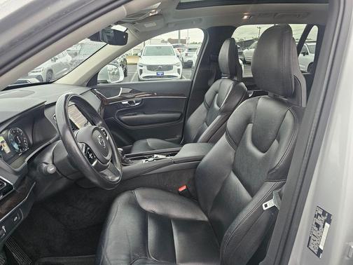 Silver 2017 Volvo XC90 T6 Momentum
