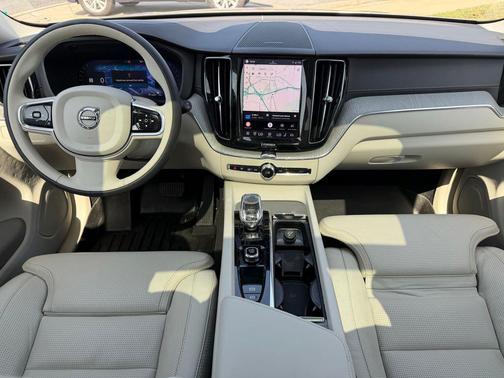 Bright Dusk 2024 Volvo XC60 B5 Ultimate Dark Theme