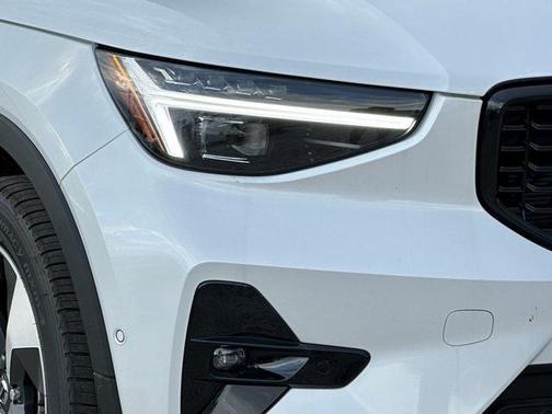 2025 Volvo XC40 B5 Plus Dark Theme