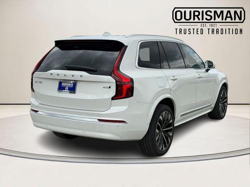 Crystal White Pearl 2026 Volvo XC90 B6 Ultra