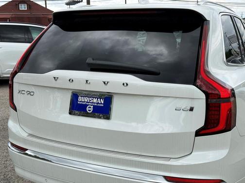 Crystal White Pearl 2026 Volvo XC90 B6 Ultra