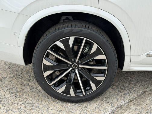 Crystal White Pearl 2026 Volvo XC90 B6 Ultra