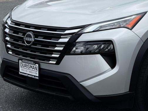 Brilliant Silver Metallic 2025 Nissan Rogue SV