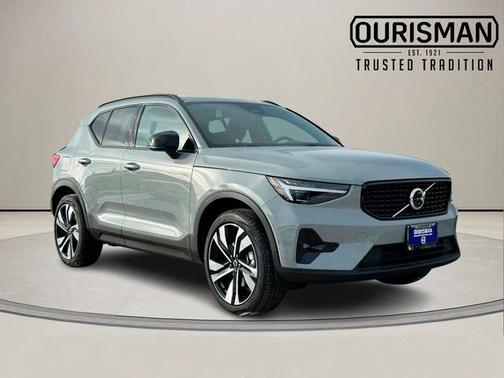 2025 Volvo XC40 B5 Plus Dark Theme