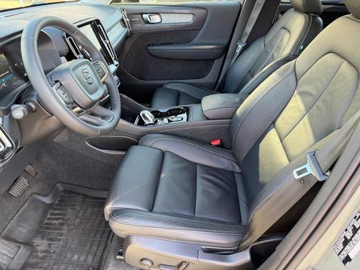 2023 Volvo XC40 B5 Plus Dark Theme