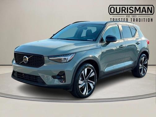 2023 Volvo XC40 B5 Plus Dark Theme