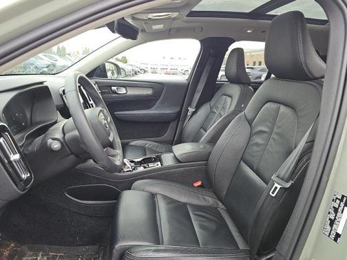2023 Volvo XC40 B5 Plus Dark Theme
