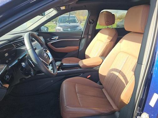 2022 Audi e-tron Premium Plus