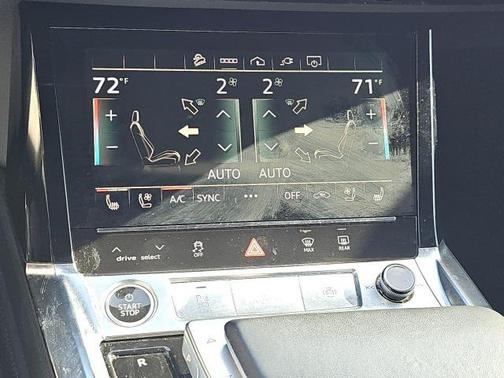 2022 Audi e-tron Premium Plus