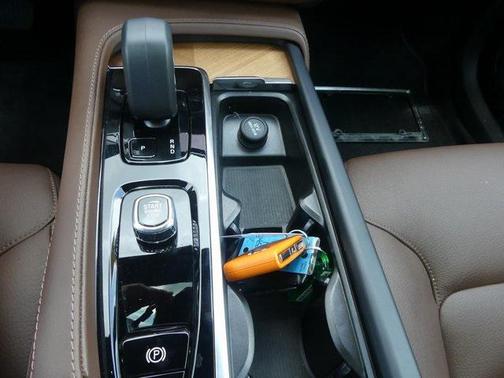 2024 Volvo XC90 Recharge Plug-In Hybrid T8 Plus Bright Theme 7 Passenger