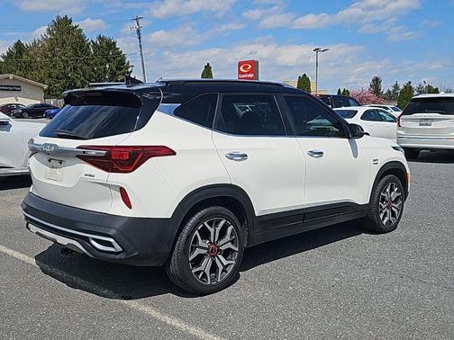 Clear White/Black Roof 2022 Kia Seltos SX