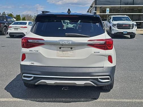 Clear White/Black Roof 2022 Kia Seltos SX