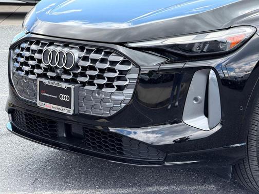 Mythos Black Metallic 2025 Audi Q5 2.0T Premium