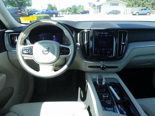 2023 Volvo XC60 B5 Ultimate Bright Theme