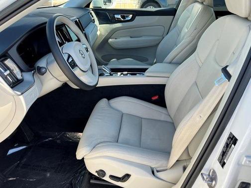 2023 Volvo XC60 B5 Ultimate Bright Theme