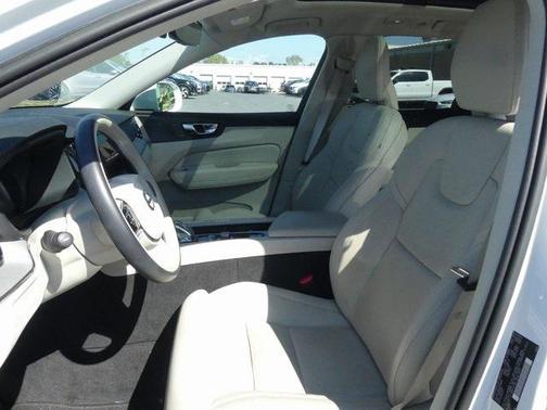 2023 Volvo XC60 B5 Ultimate Bright Theme