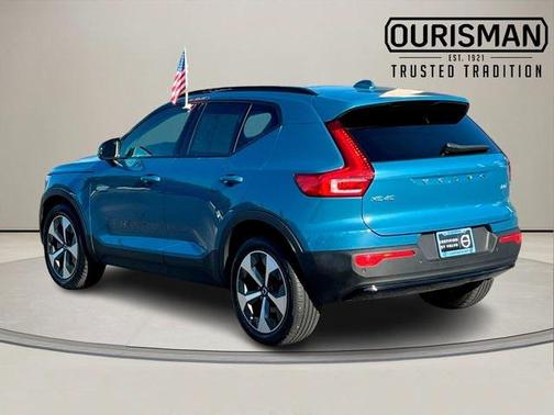 2023 Volvo XC40 B5 Plus Dark Theme