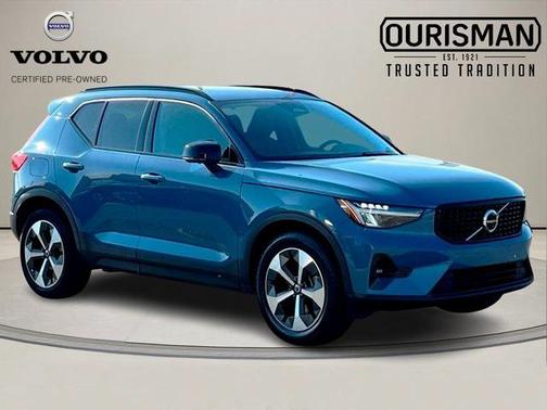 2023 Volvo XC40 B5 Plus Dark Theme