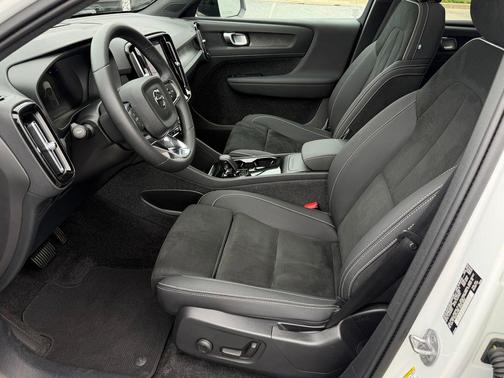 Crystal White Metallic 2023 Volvo C40 Recharge Pure Electric Twin Plus