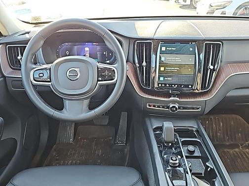 2023 Volvo XC60 B5 Plus Dark Theme