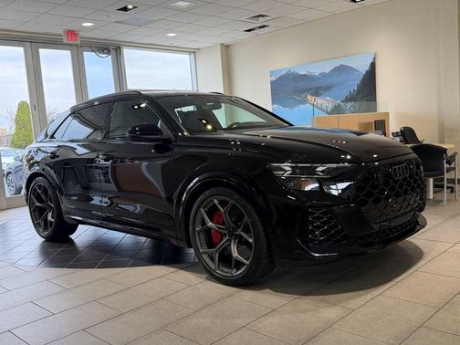 Mythos Black Metallic 2026 Audi RS Q8 4.0T