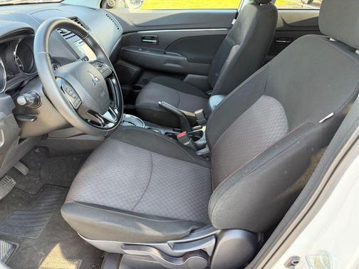 Diamond White 2017 Mitsubishi Outlander Sport 2.4 SE