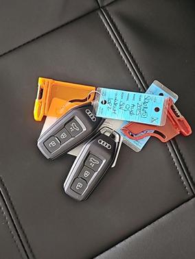 Glacier White Metallic 2025 Audi Q5 2.0T Prestige