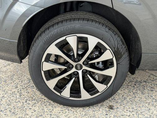 Daytona Gray Pearl Effect 2026 Audi Q3 S line