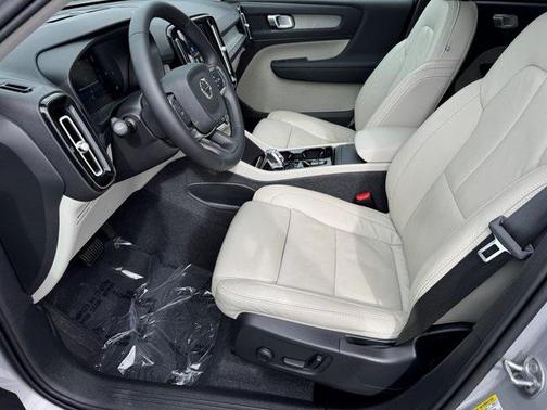 2023 Volvo XC40 B5 Plus Bright Theme