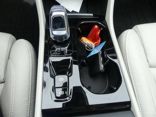 2023 Volvo XC40 B5 Plus Bright Theme