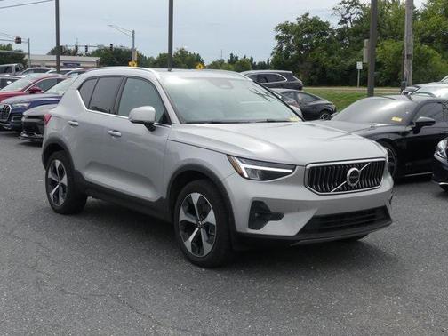 2023 Volvo XC40 B5 Plus Bright Theme